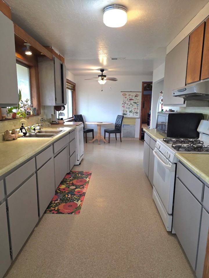 1543 Peach St - Photo 2 of 14