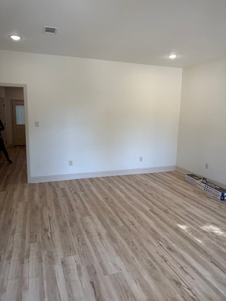 2313 Center St - Photo 4 of 15
