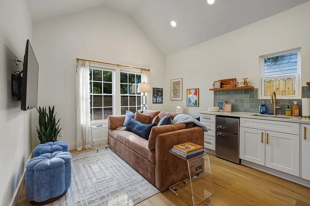 621 Coventry Rd - Photo 2 of 20