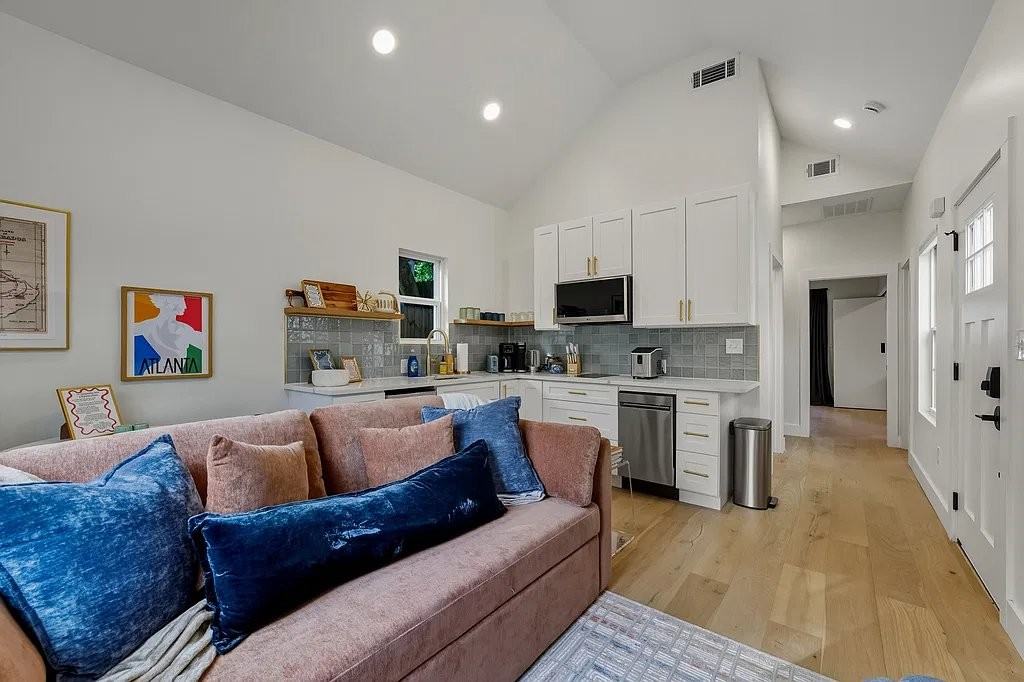 621 Coventry Rd - Photo 3 of 20