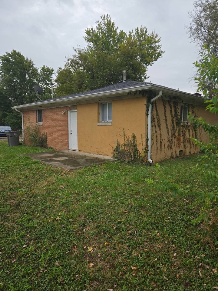 1242 Taylor Dr W #1 - Photo 4 of 14
