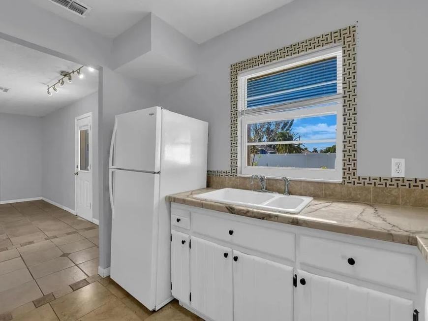 1412 Sw 4th Pl - Photo 7 of 10