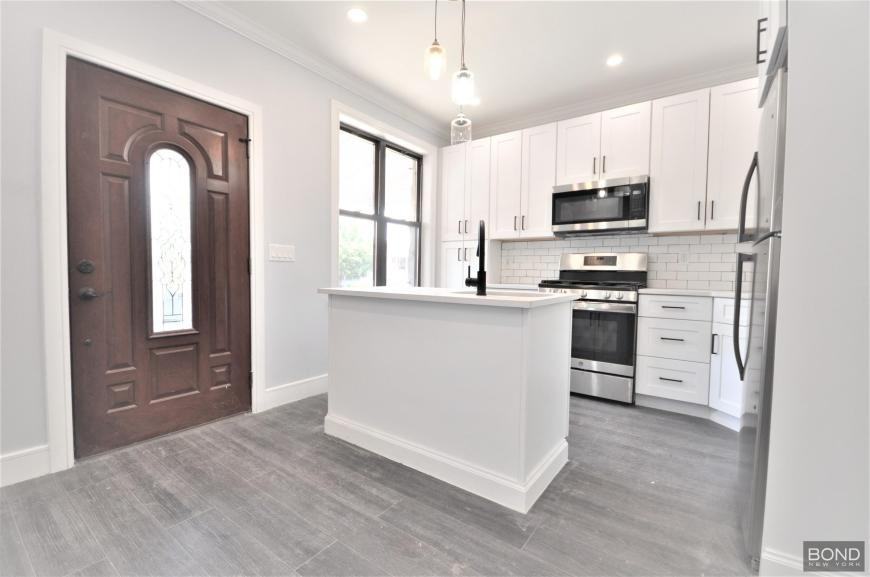 135 E 46th St - Photo 2 of 10