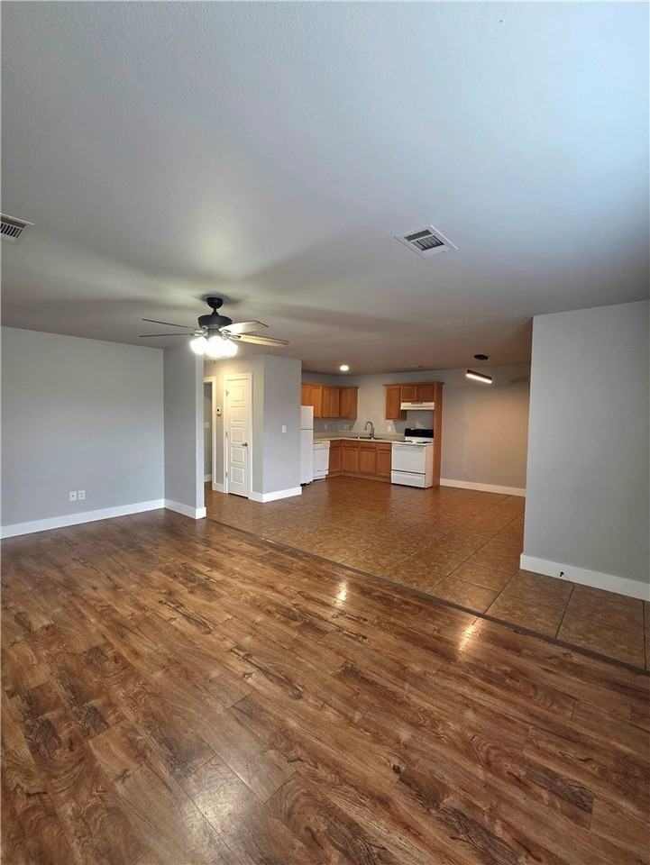 205 E Marietta Ct - Photo 4 of 19