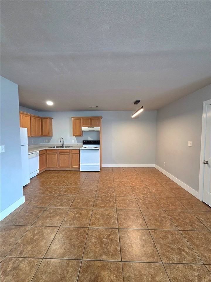 205 E Marietta Ct - Photo 5 of 19