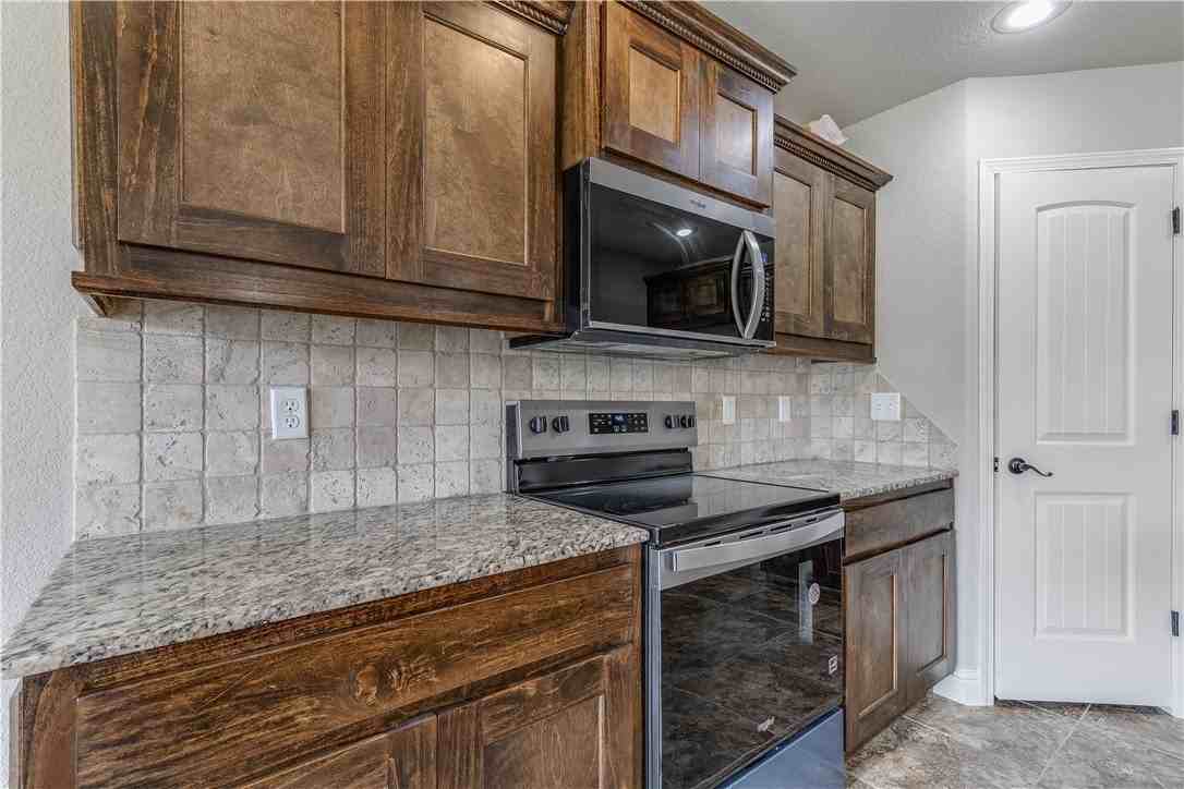 2703 Sw Warberry Ave - Photo 7 of 19