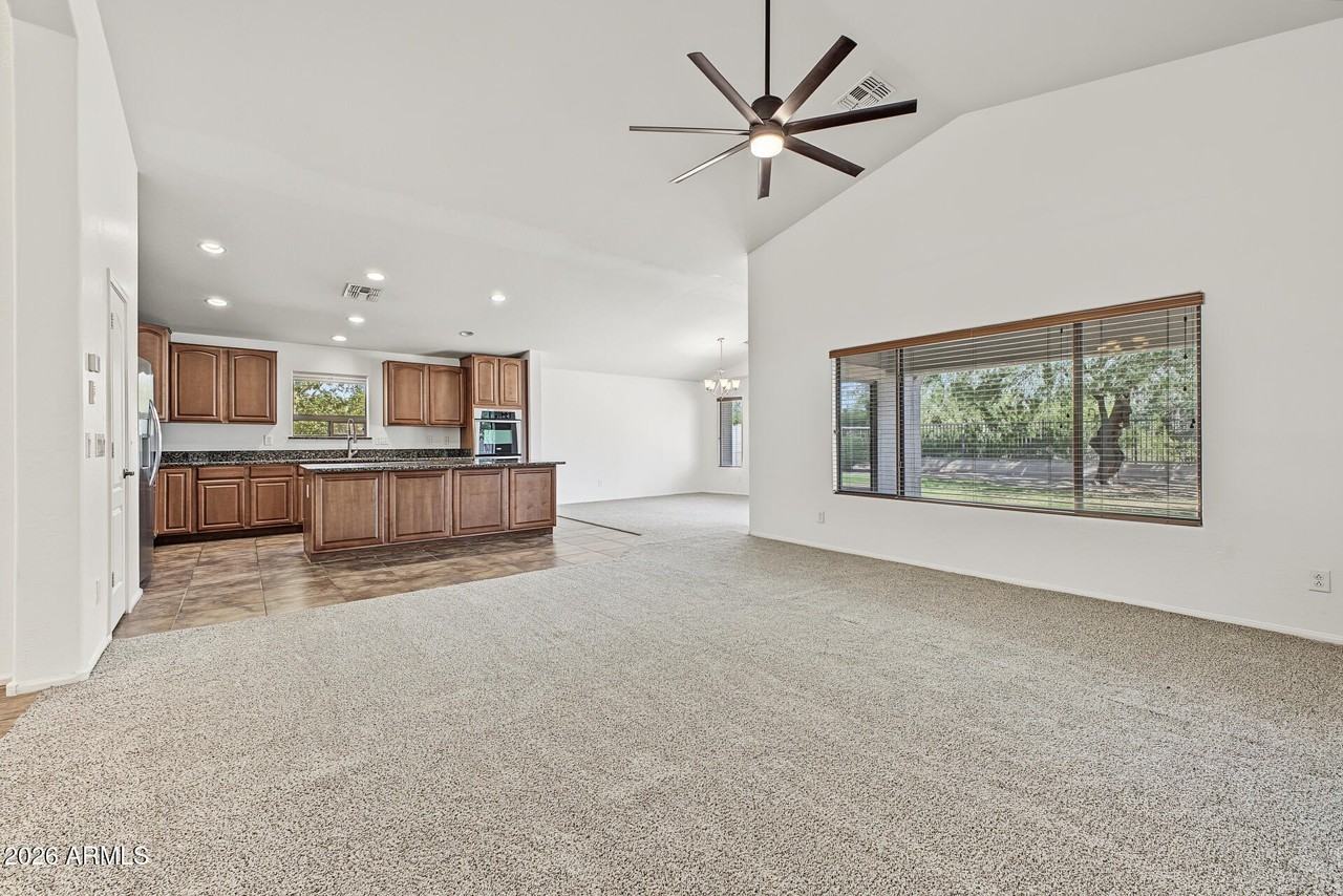2638 E Bear Creek Ln - Photo 5 of 25