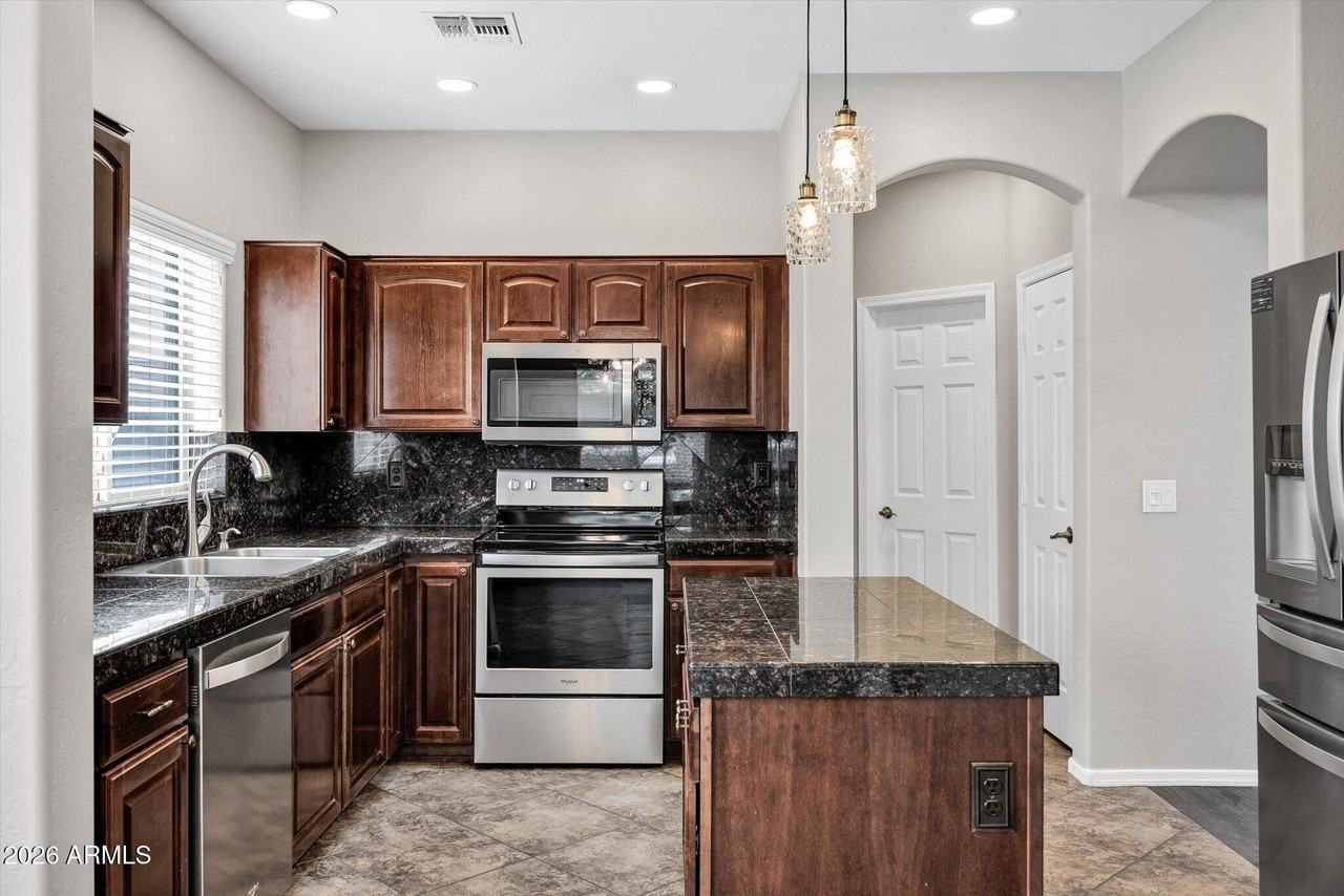 2886 N Paisley Ave - Photo 5 of 40