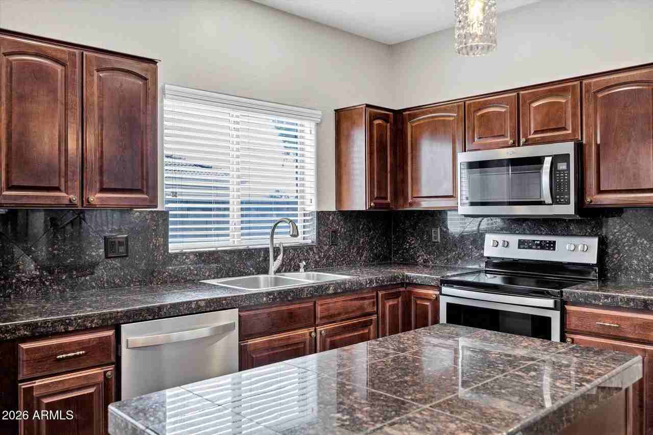 2886 N Paisley Ave - Photo 6 of 40