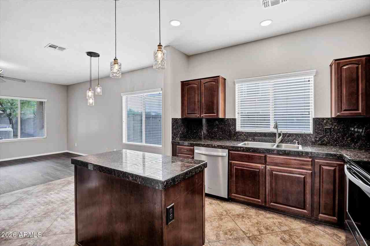2886 N Paisley Ave - Photo 7 of 40