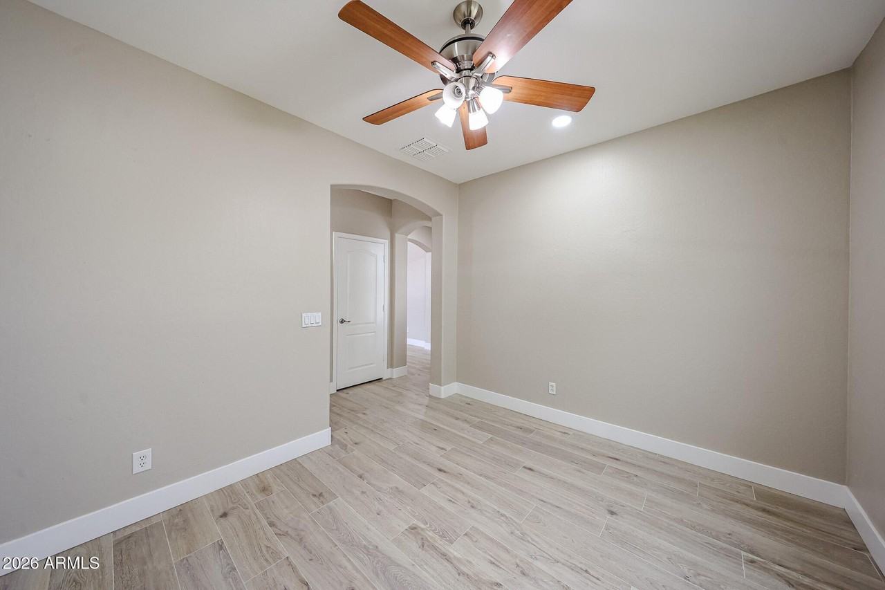 11920 W Cypress St - Photo 7 of 42