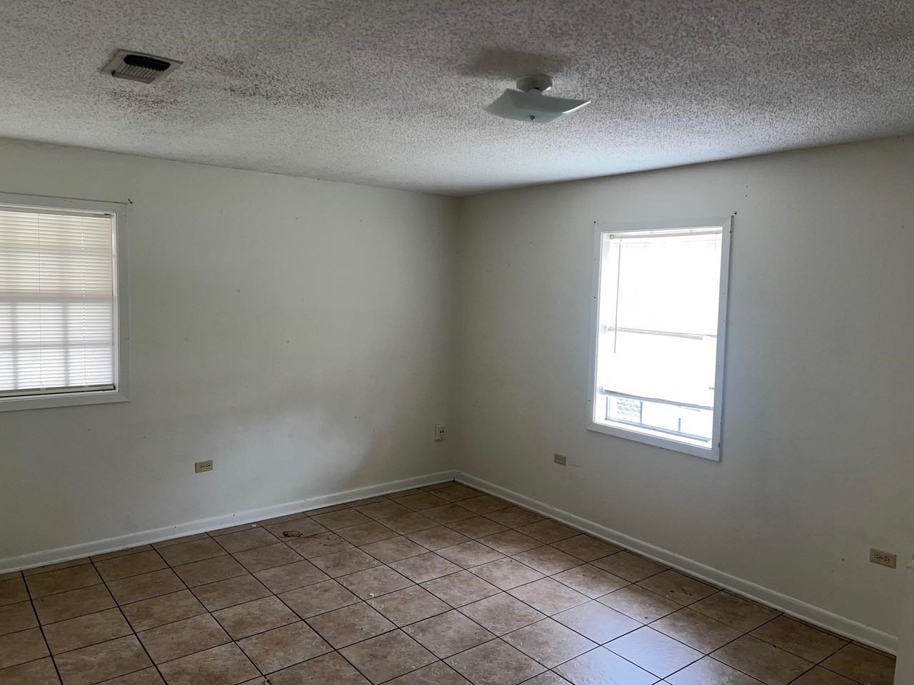 209 S Moss Dr - Photo 3 of 11
