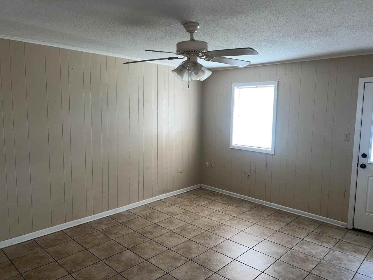 209 S Moss Dr - Photo 5 of 11