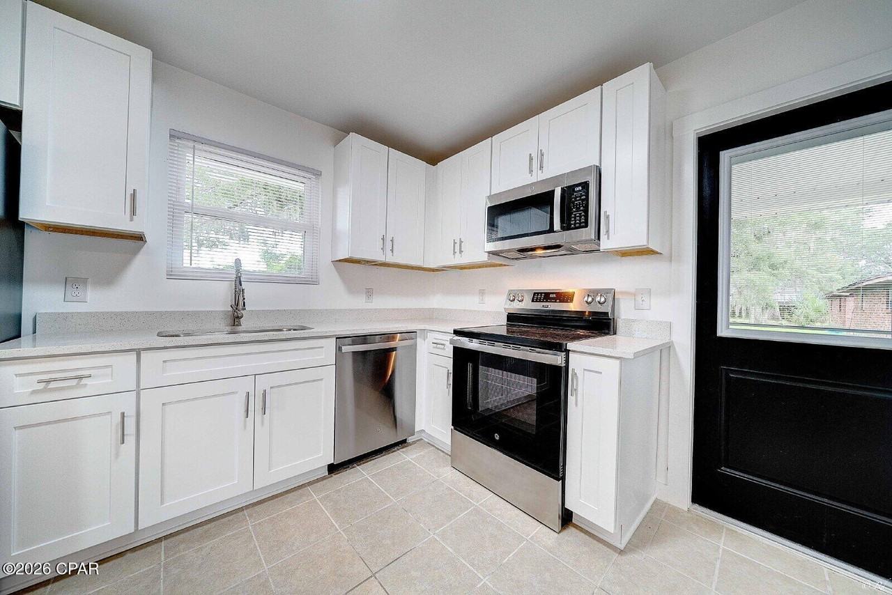 715 W 17th Street #3 - Photo 7 of 27