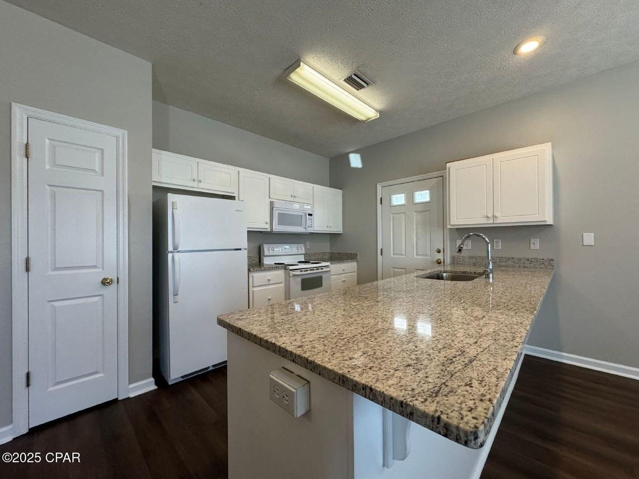 1405 E 14th St - Photo 4 of 12