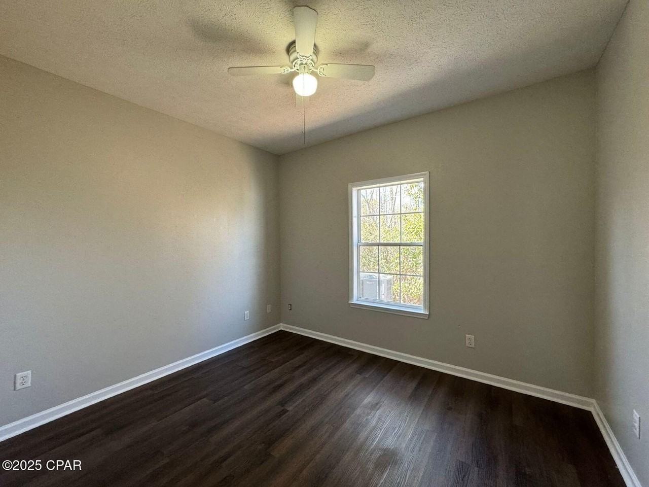 1405 E 14th St - Photo 5 of 12