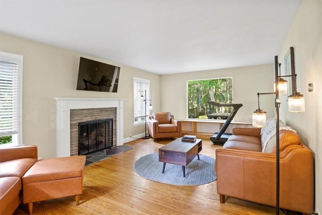 485 Oakridge Dr - Photo 4 of 40