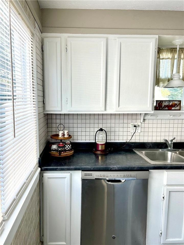 542 Empire Blvd - Photo 5 of 28