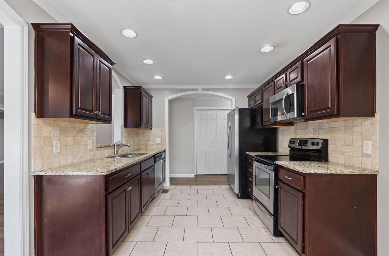 7358 Pfizer Dr - Photo 6 of 30