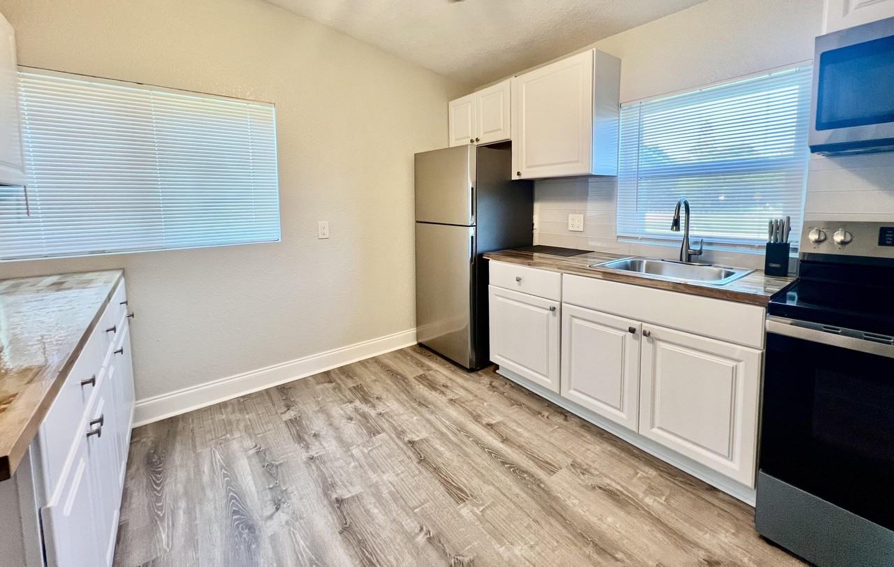 3708 Avenue K - Photo 5 of 13