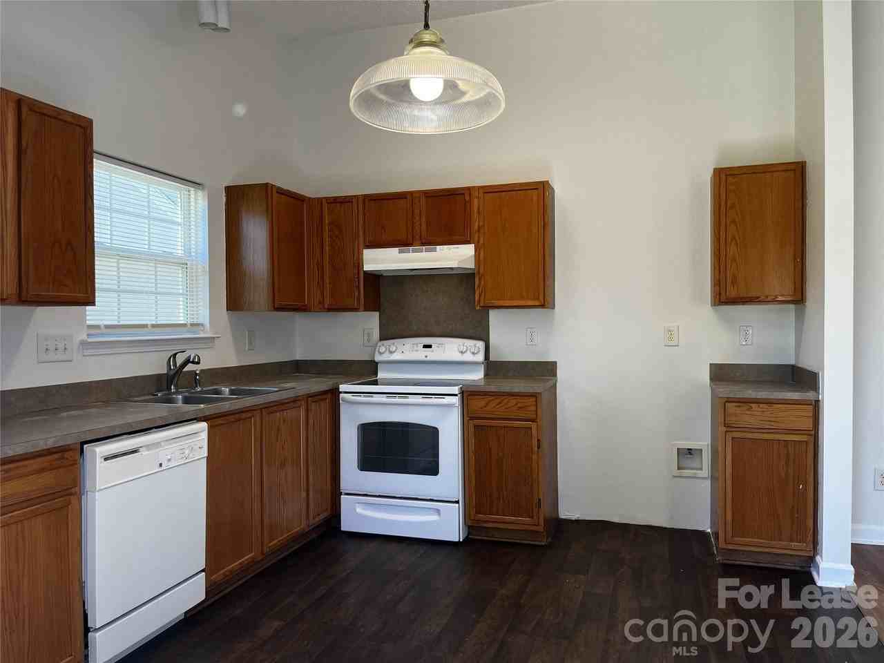 1404 Jordans Pond Ln - Photo 4 of 21