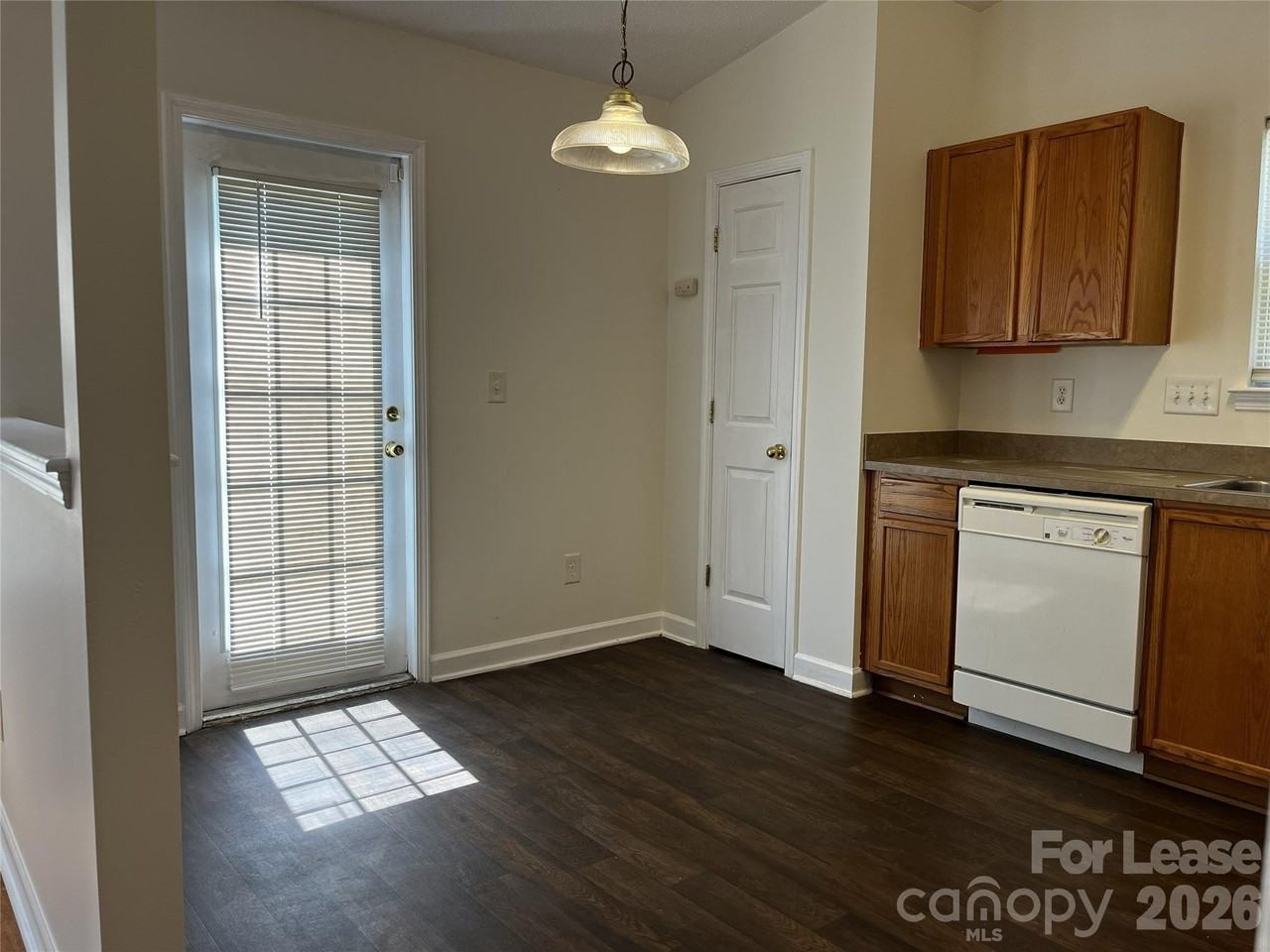 1404 Jordans Pond Ln - Photo 5 of 21