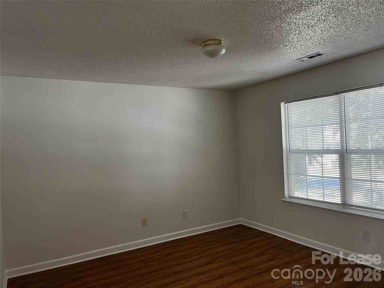 1404 Jordans Pond Ln - Photo 6 of 21