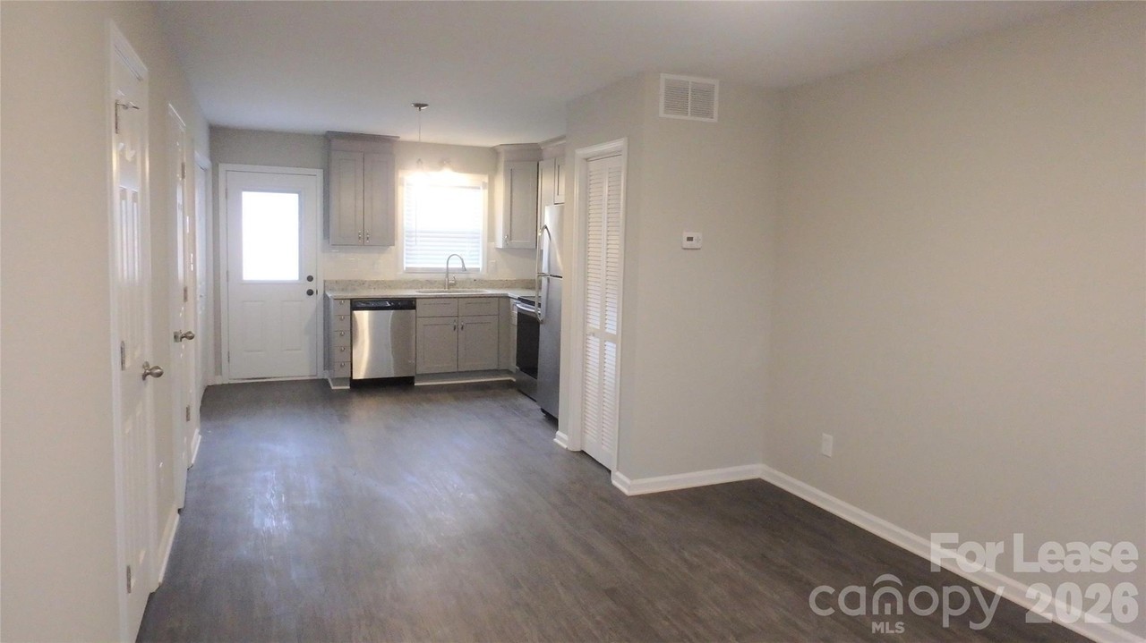 605 W Crowell St #D - Photo 4 of 18