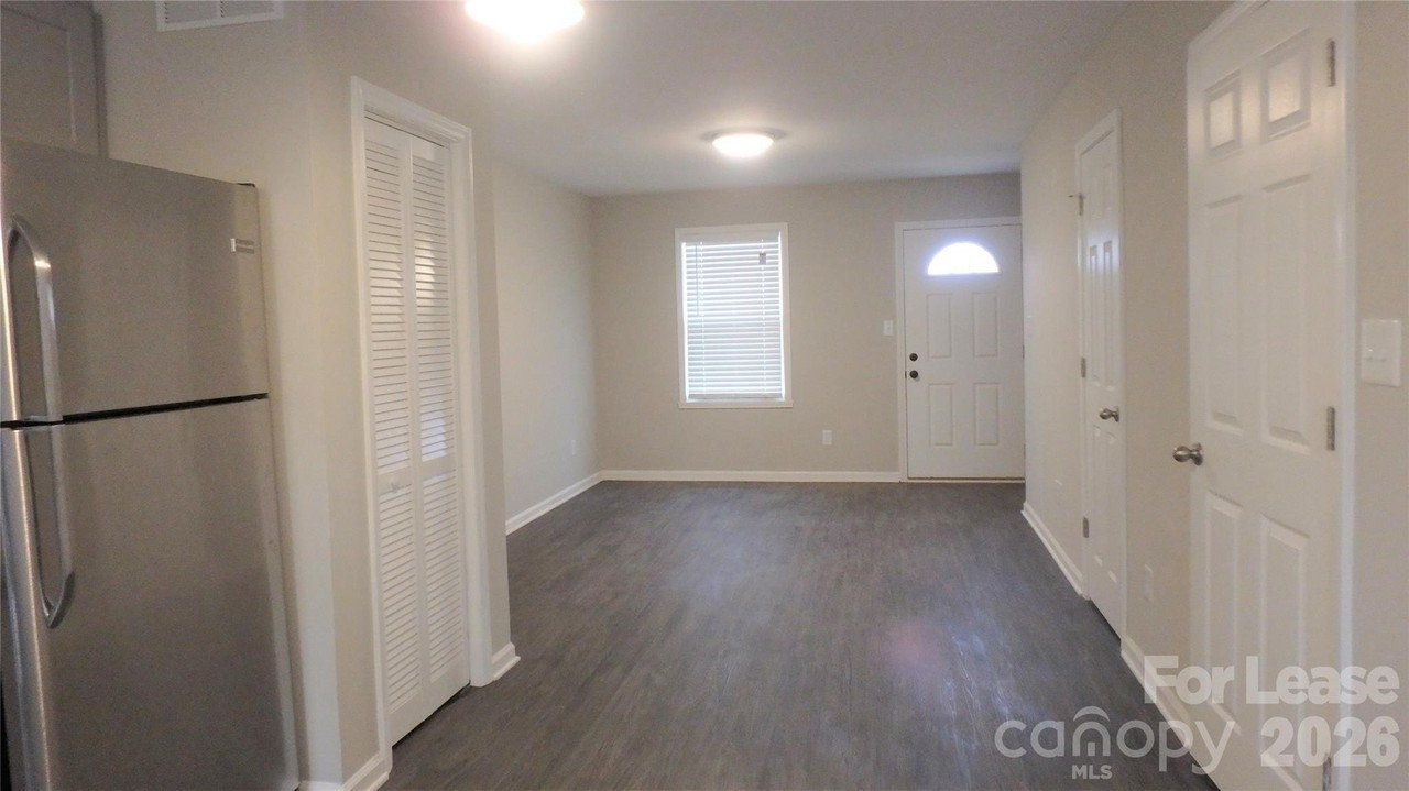605 W Crowell St #D - Photo 5 of 18