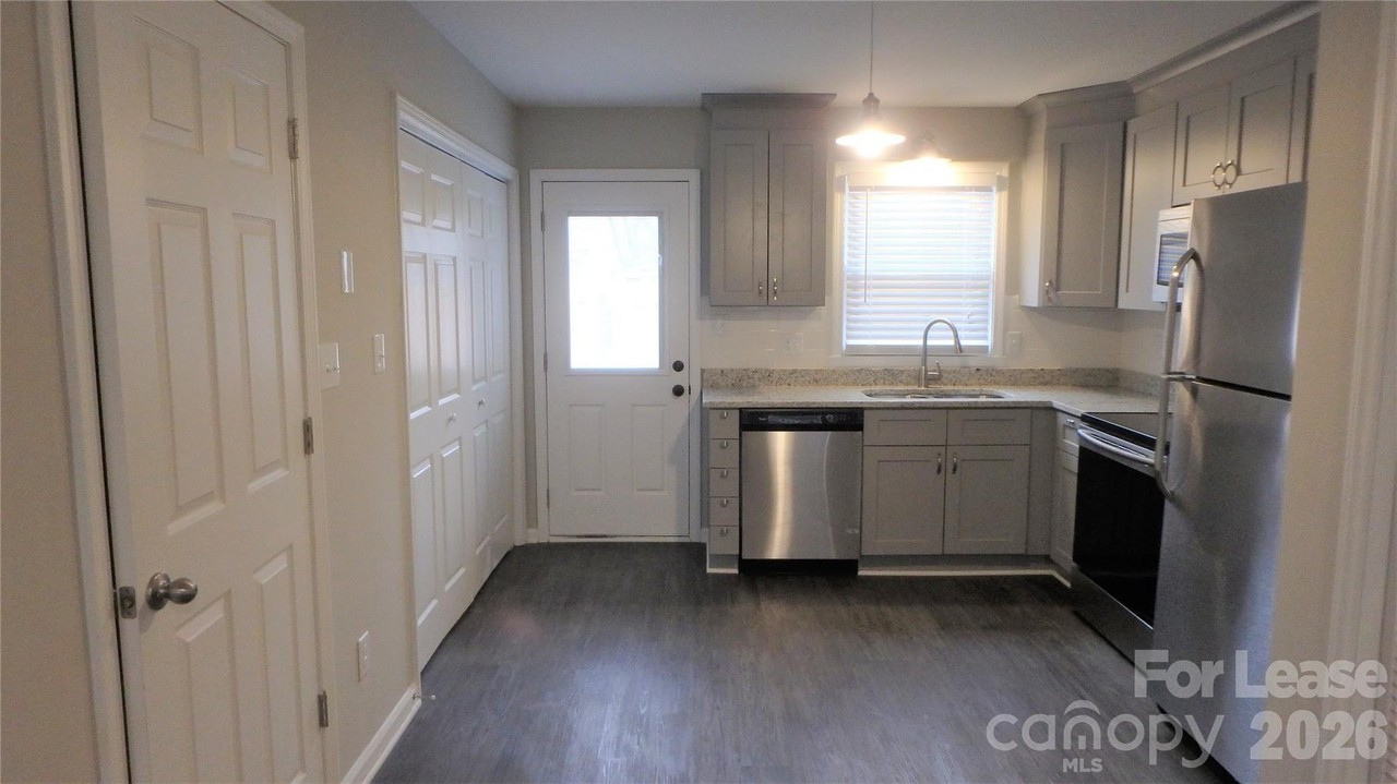 605 W Crowell St #D - Photo 6 of 18