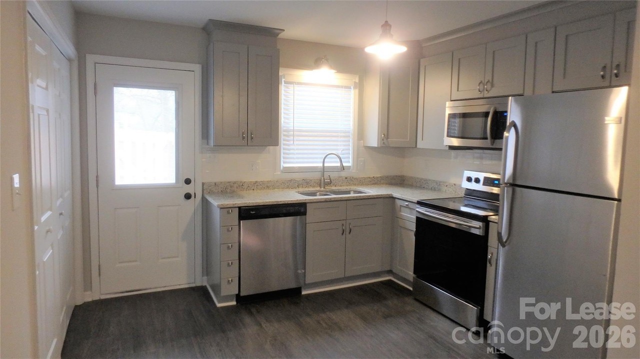 605 W Crowell St #D - Photo 7 of 18