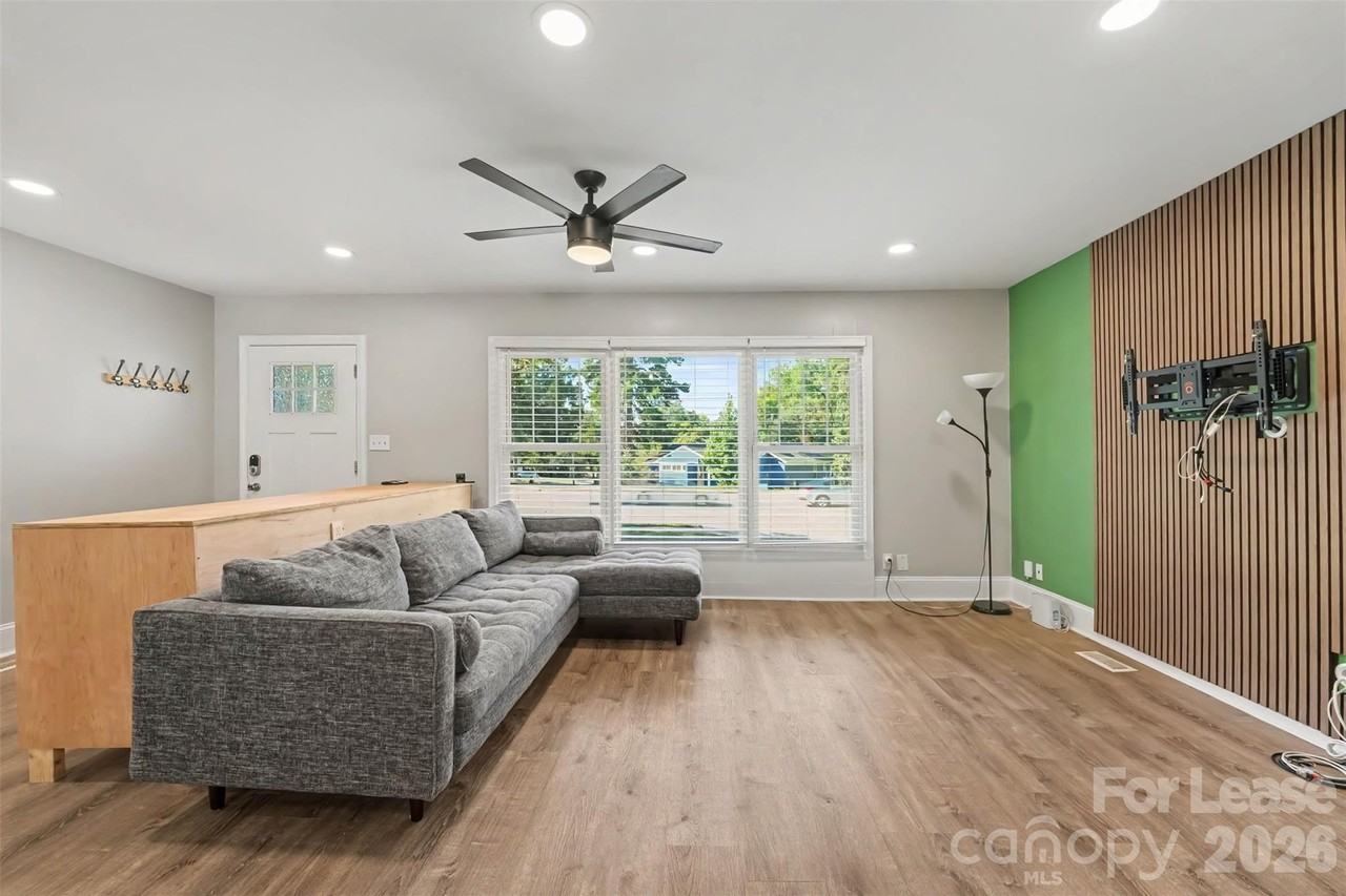 447 E Woodlawn Rd - Photo 2 of 6