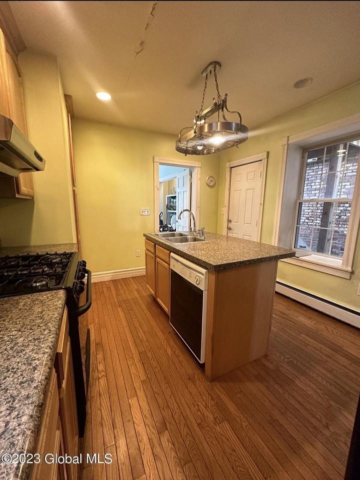 251 Liberty St - Photo 4 of 29