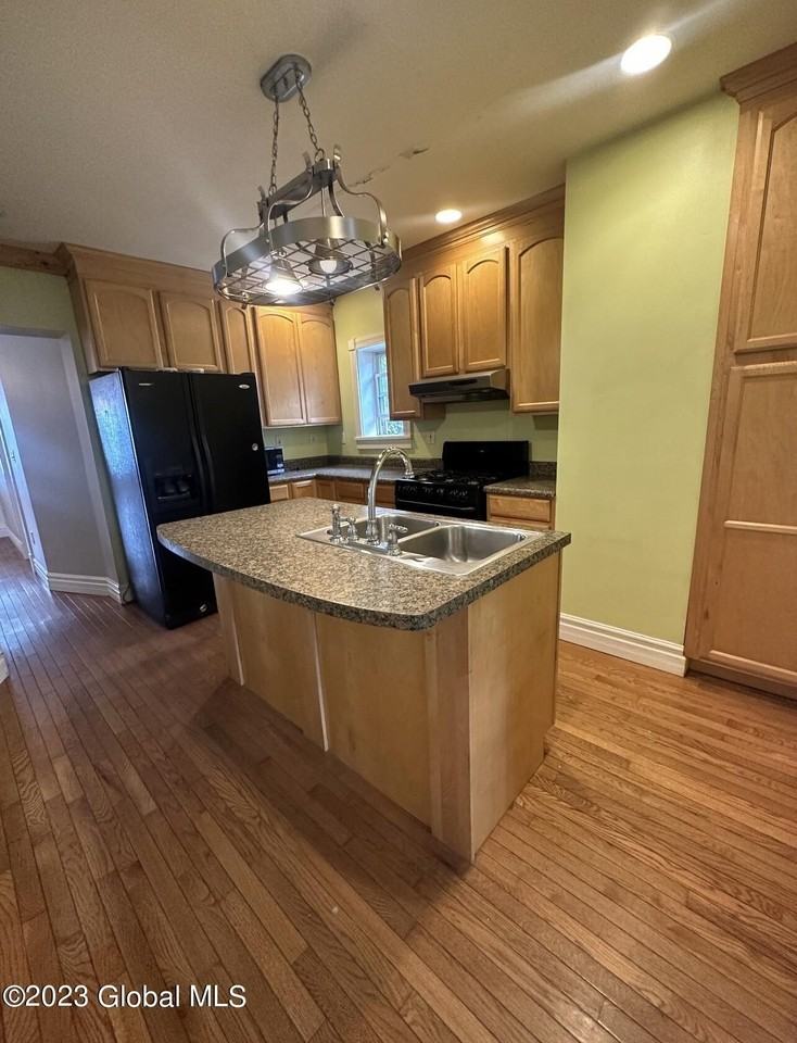 251 Liberty St - Photo 5 of 29