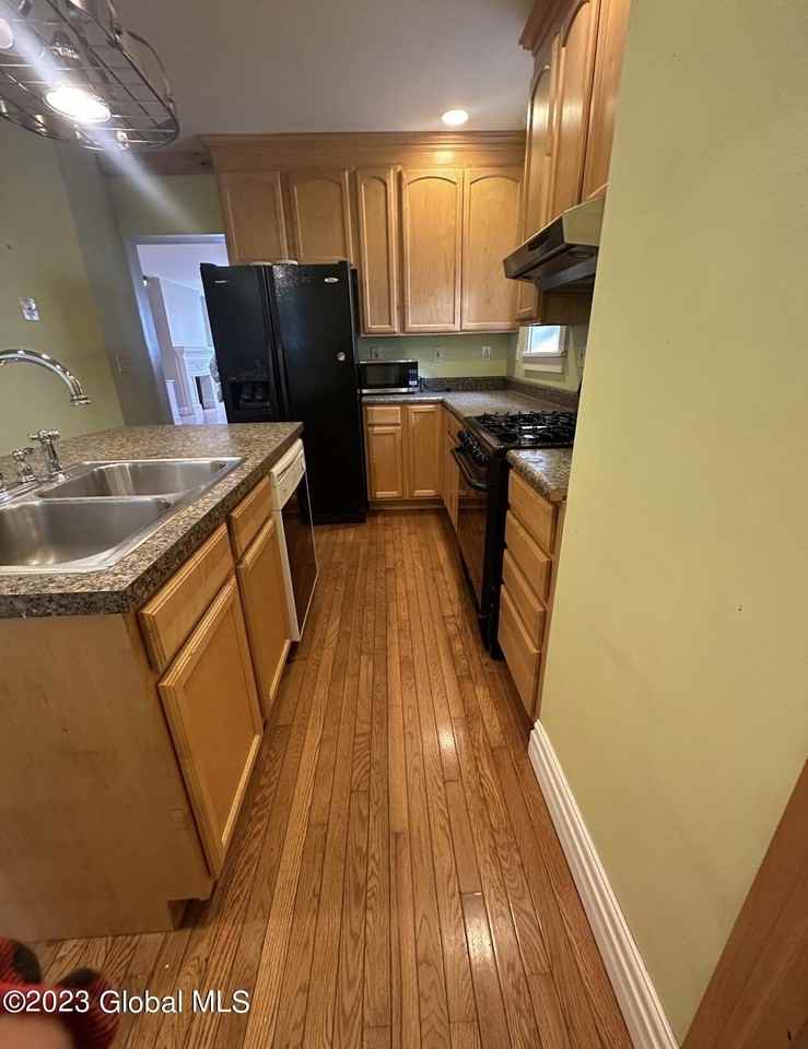 251 Liberty St - Photo 6 of 29