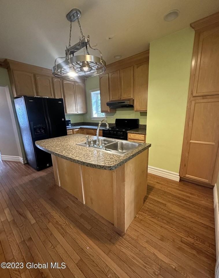 251 Liberty St - Photo 7 of 29