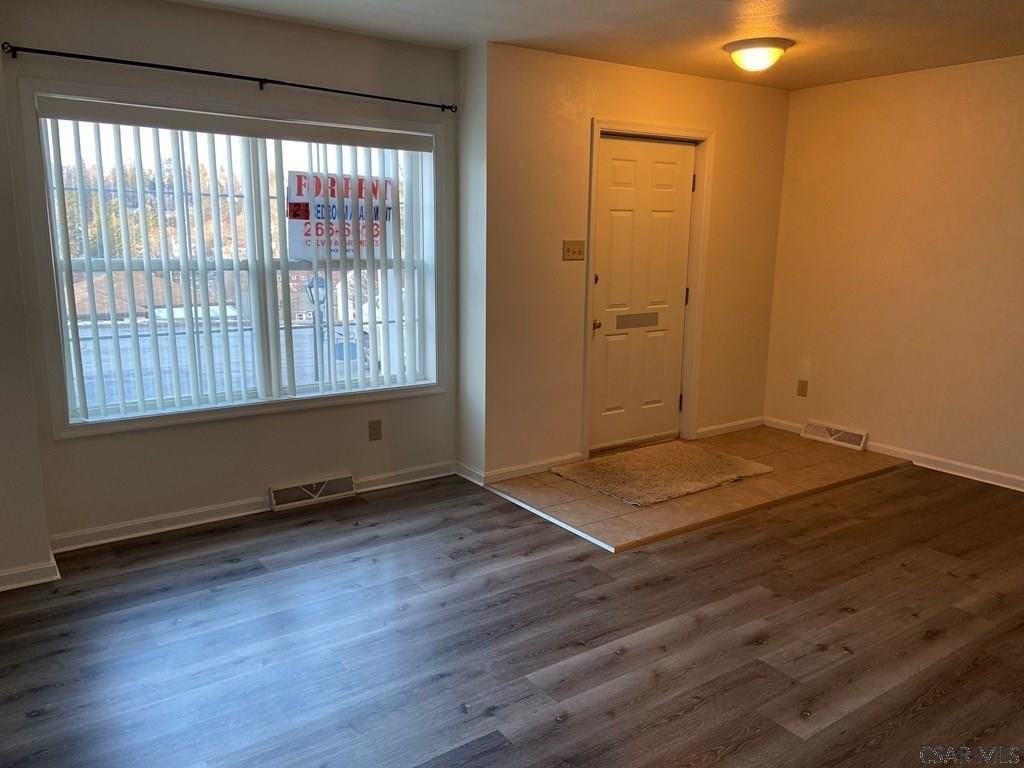 553 Edward St - Photo 2 of 15