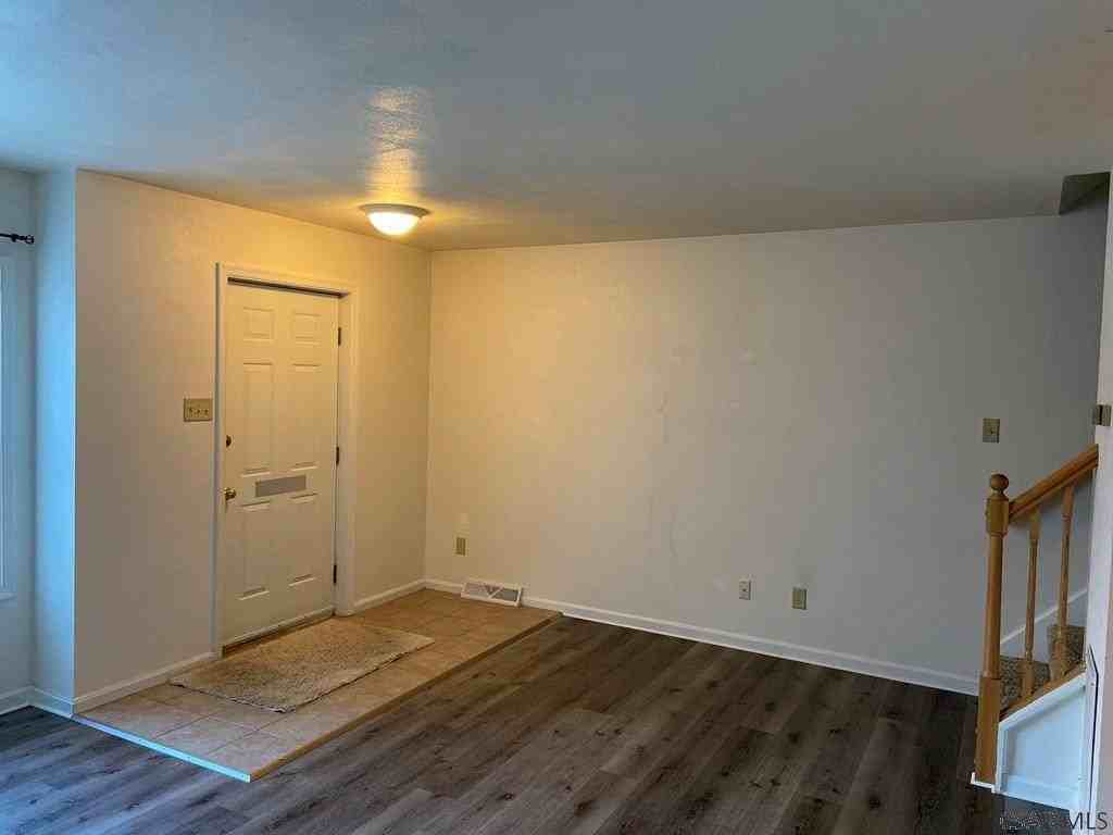 553 Edward St - Photo 3 of 15