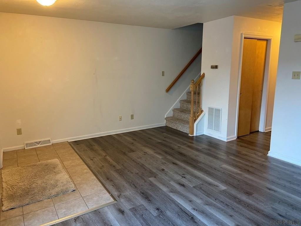 553 Edward St - Photo 4 of 15