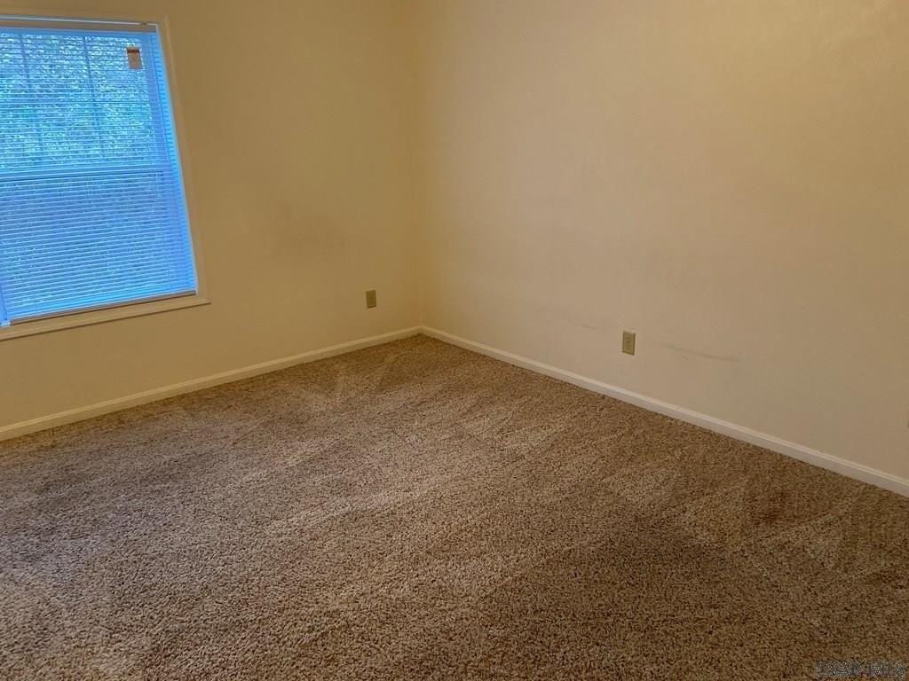 553 Edward St - Photo 5 of 15