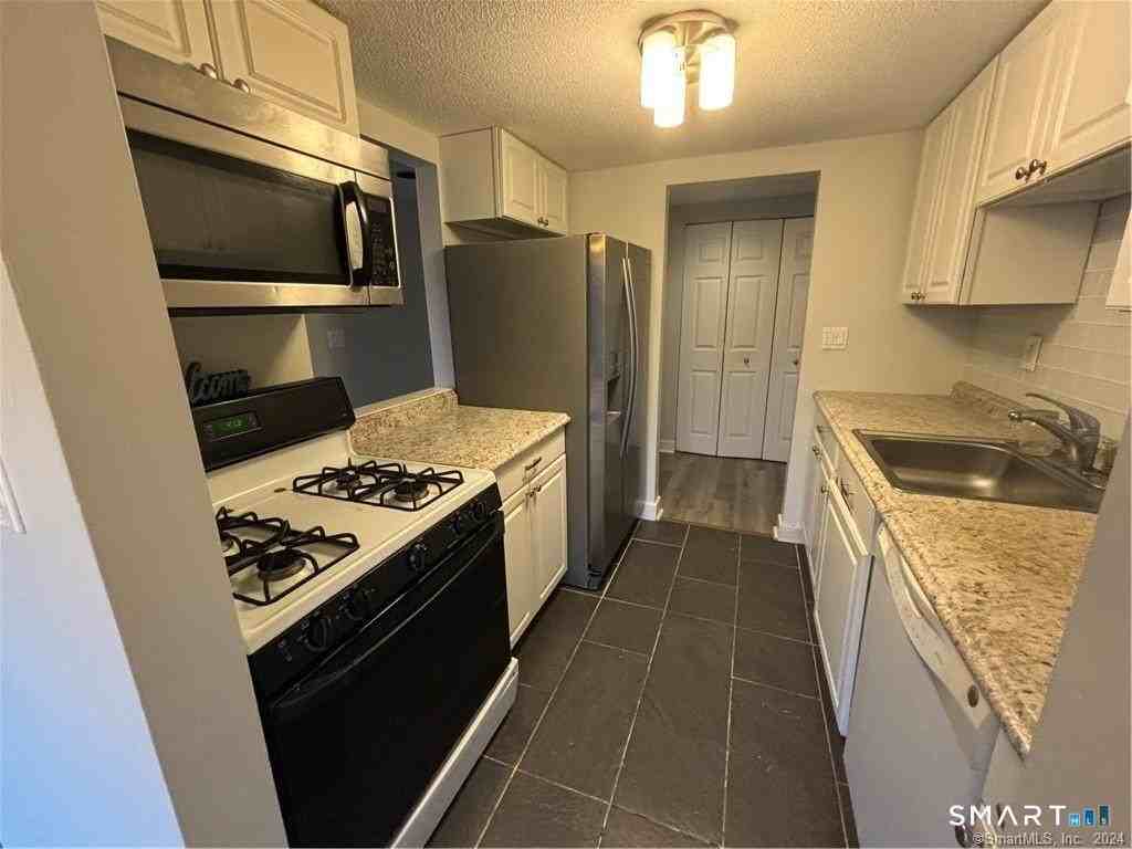 85 Brookwood Dr #D - Photo 5 of 10