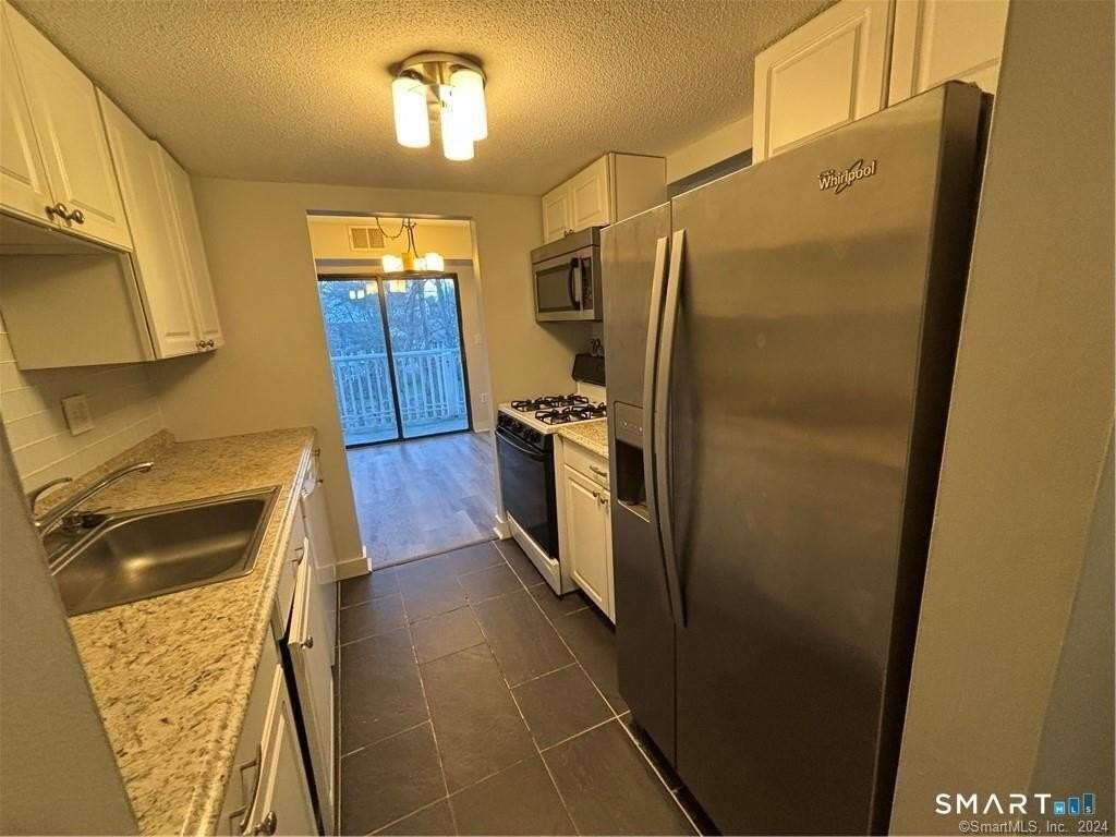 85 Brookwood Dr #D - Photo 6 of 10