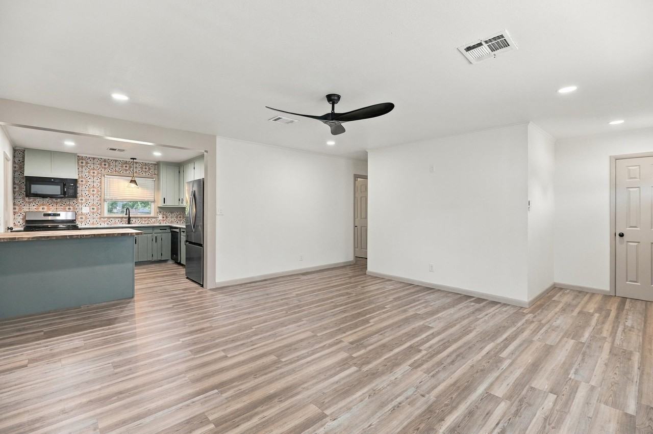 313 S Harding St - Photo 4 of 20