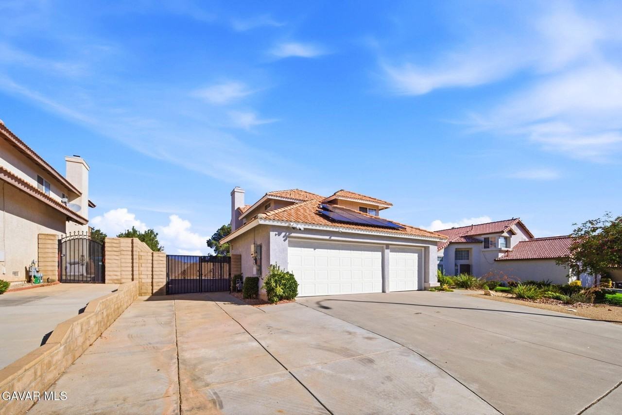 3121 Crowne Dr - Photo 7 of 50