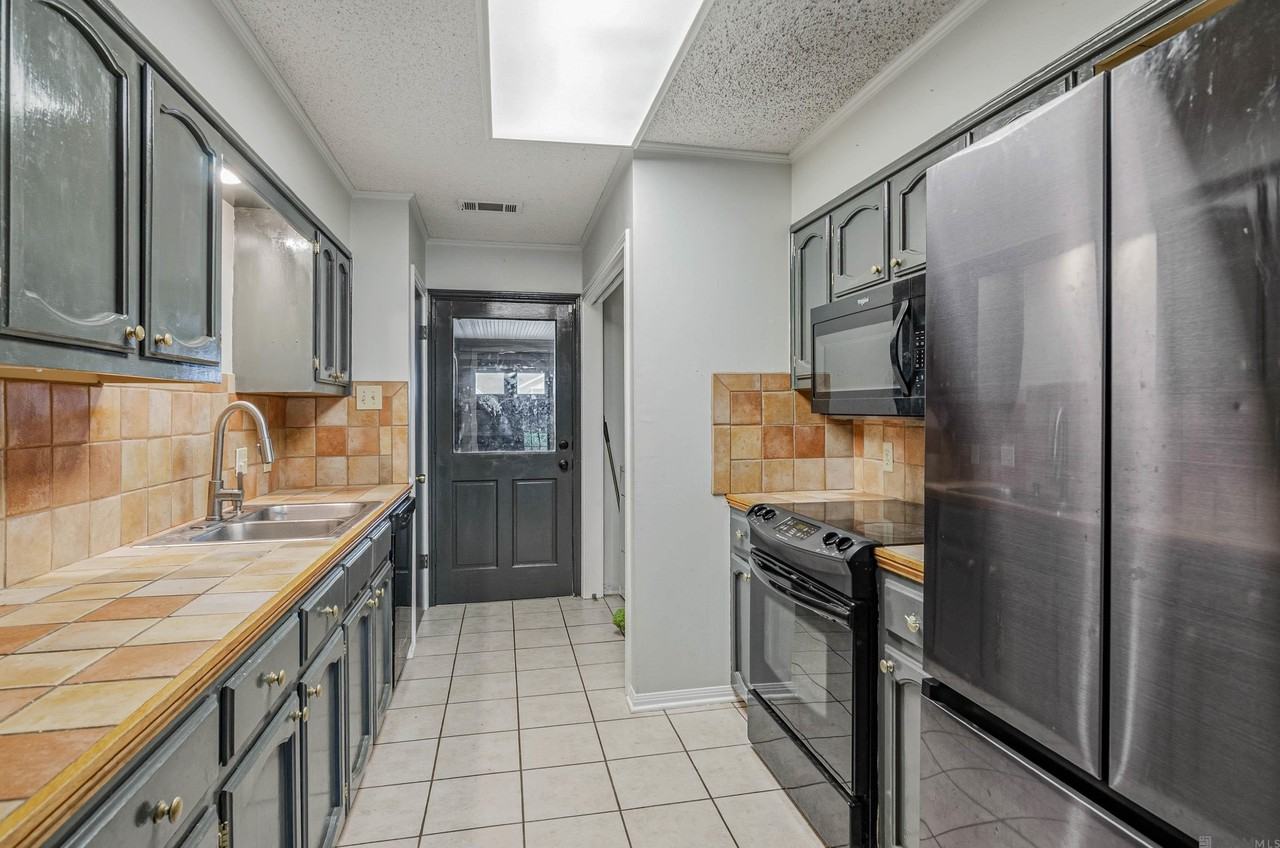 1881 Stonegate Ct - Photo 4 of 16
