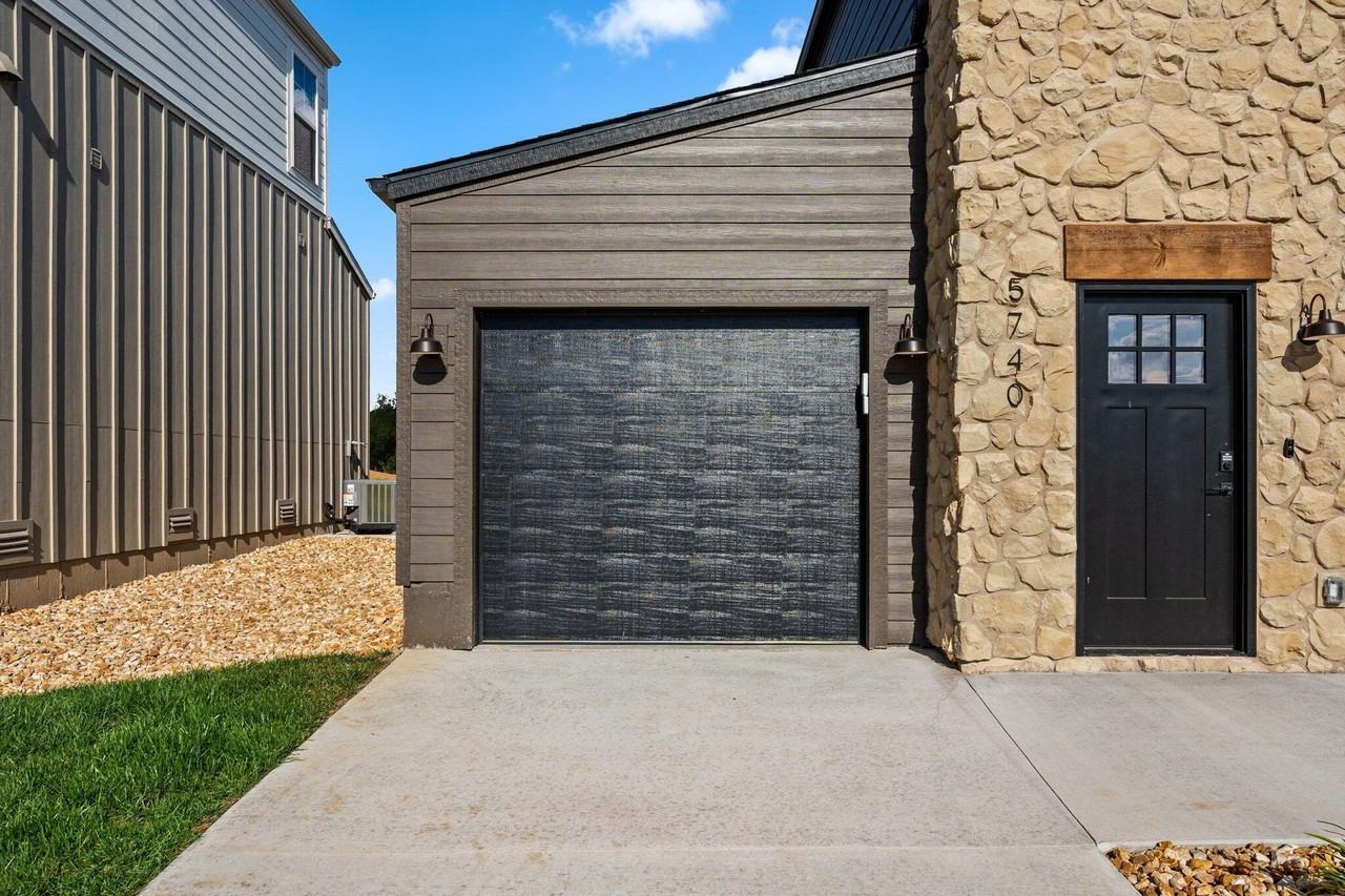 5740 Southwind Ave - Photo 3 of 41