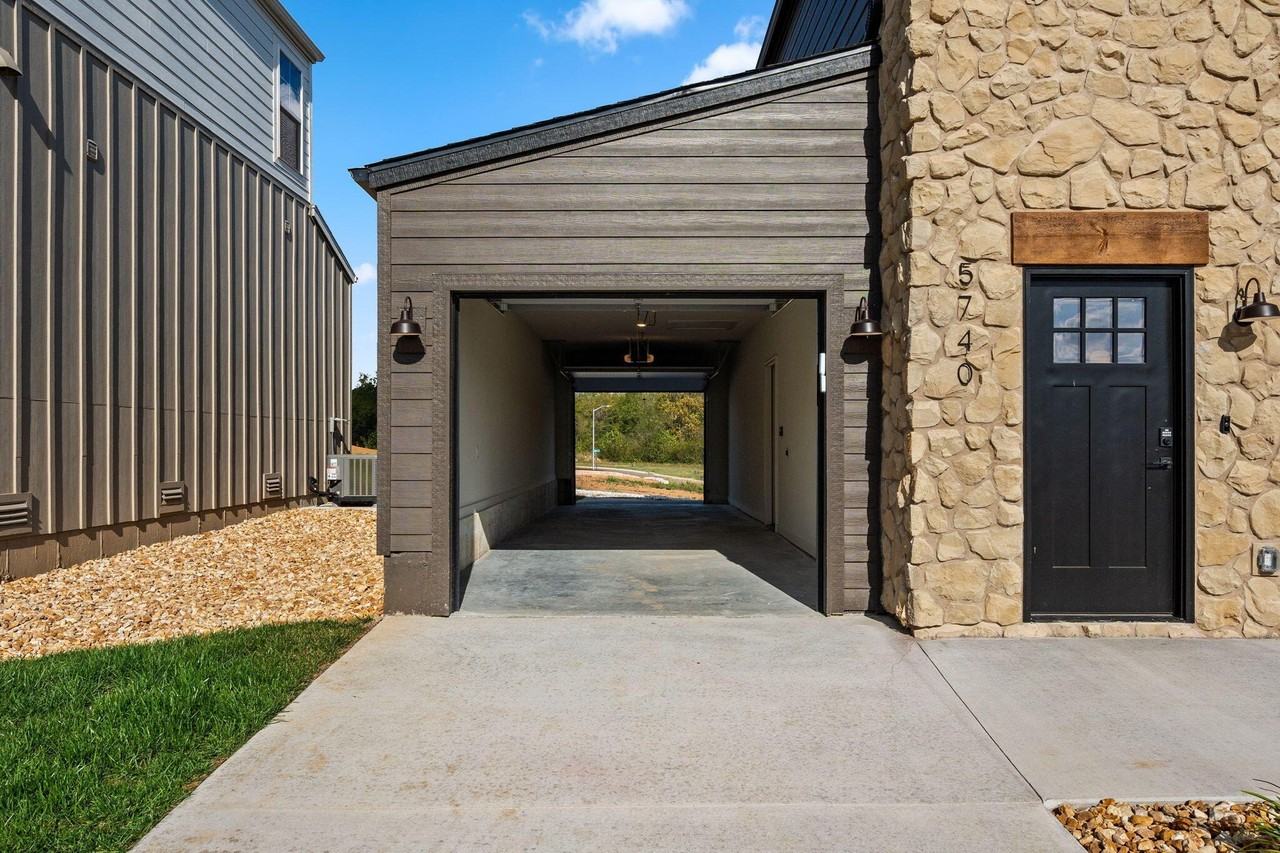 5740 Southwind Ave - Photo 4 of 41