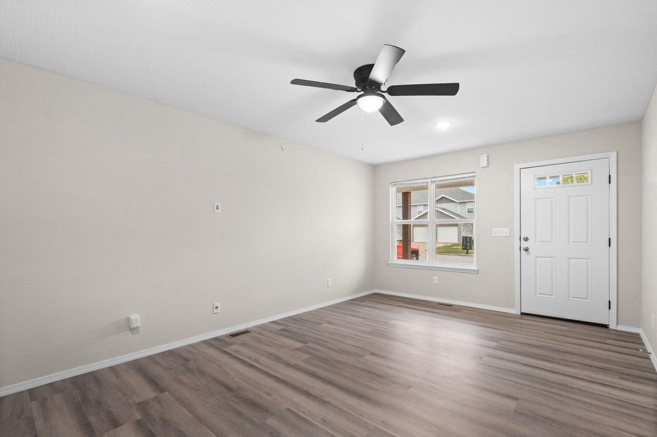 623 N Turner Ave - Photo 5 of 32
