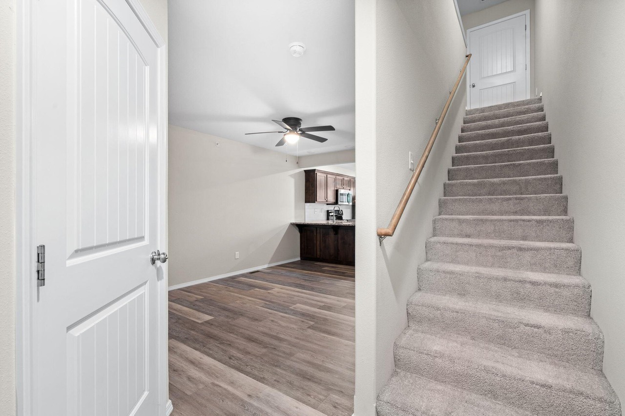 687 N Turner Ave - Photo 3 of 32