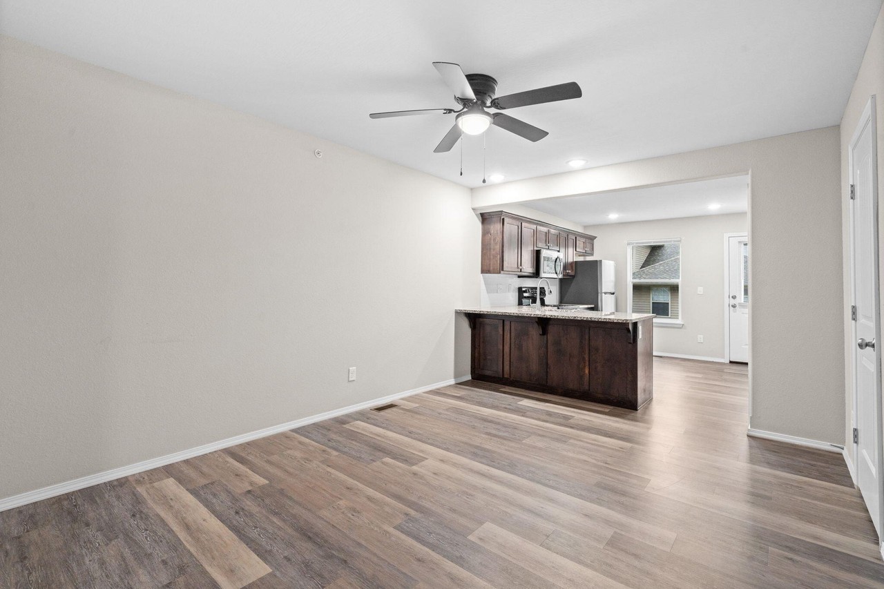 687 N Turner Ave - Photo 4 of 32